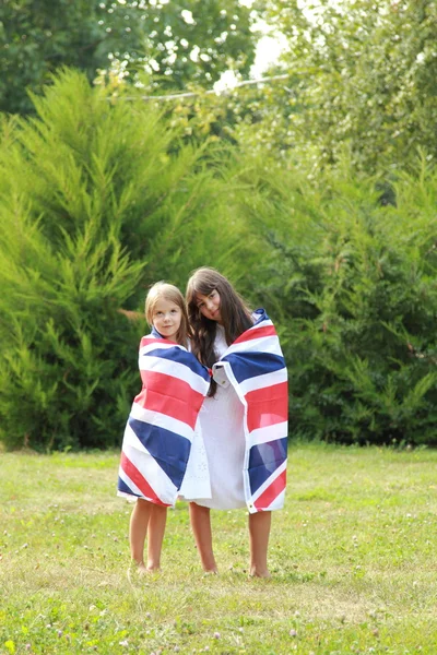 Niñas portan la bandera del Reino Unido — Foto de Stock