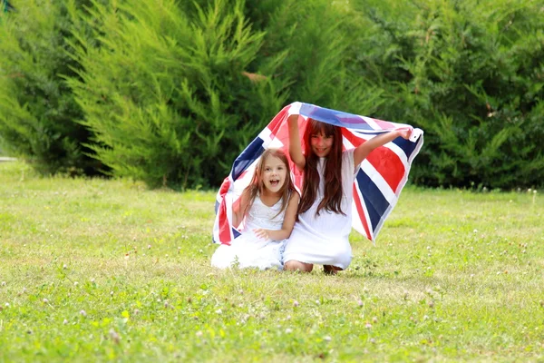 Niñas portan la bandera del Reino Unido — Foto de Stock