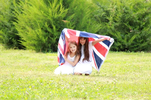 Le bambine portano la bandiera del Regno Unito — Foto Stock