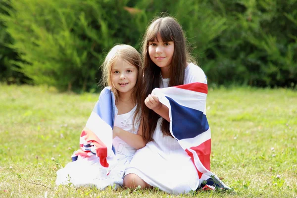 Little girls carry the flag of the UK — Stock Photo, Image