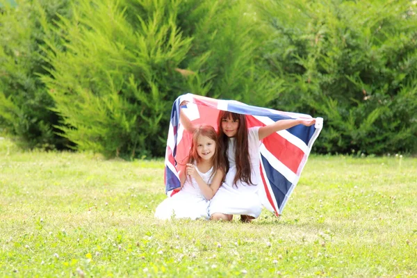 Niñas portan la bandera del Reino Unido —  Fotos de Stock