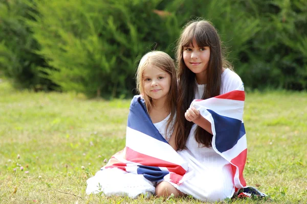 小さな女の子は、英国の旗を運ぶ — ストック写真