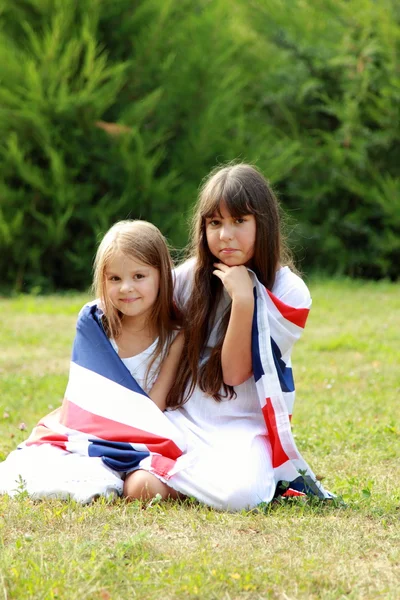 As meninas carregam a bandeira do Reino Unido — Fotografia de Stock