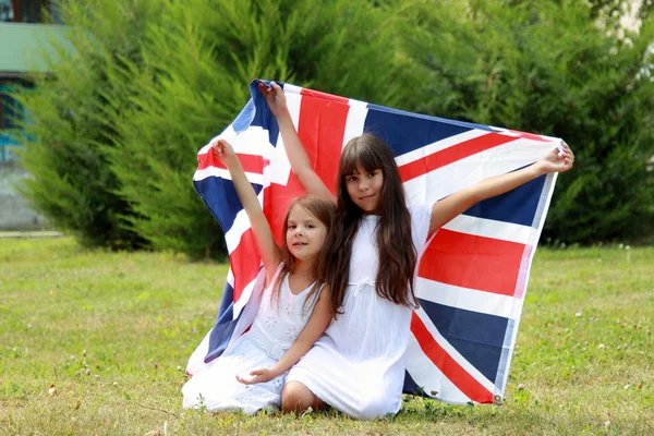 Små flickor bära flaggan för Storbritannien — Stockfoto