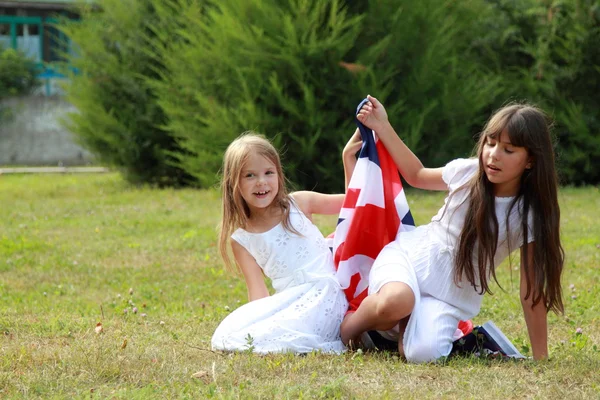 As meninas carregam a bandeira do Reino Unido — Fotografia de Stock