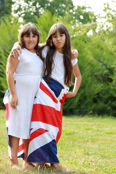 As meninas carregam a bandeira do Reino Unido — Fotografia de Stock