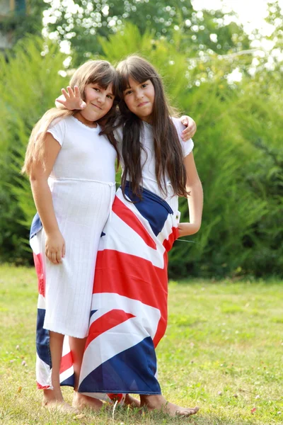 Duas Garotinhas Sorridentes Vestidos Brancos Carregam Bandeira Reino Unido Campo — Fotografia de Stock