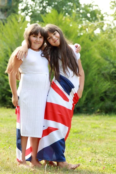 Sevimli kız Büyük Britanya bayrağı tutarak — Stok fotoğraf