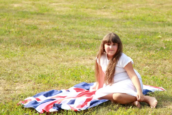 대 브리튼의 큰 깃발을 들고 소녀 — стокове фото