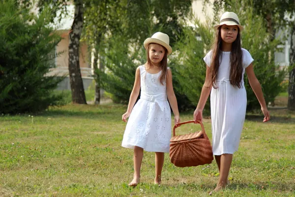 Mädchen im Park mit Picknickkorb — Stockfoto