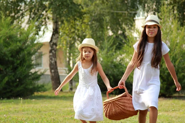 Twee mooie jonge meisjes in het park — Stockfoto