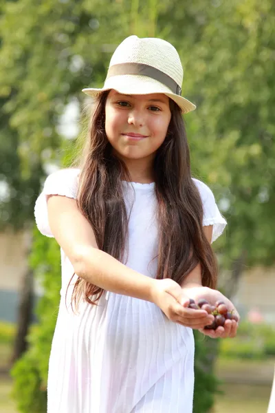 Ragazza nel parco estivo — Foto Stock