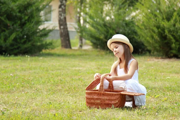年轻的女孩，棕色的柳条编织的篮子 — 图库照片