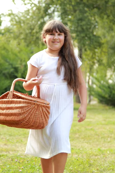 Menina no parque de verão — Fotografia de Stock