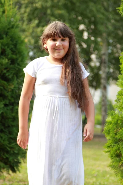 Meisje in de zomer park — Stockfoto