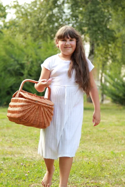 Menina no parque de verão — Fotografia de Stock