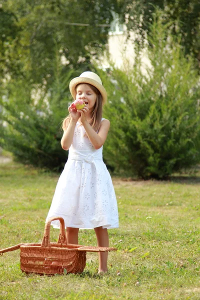 Feliz sorrindo jovem menina — Fotografia de Stock