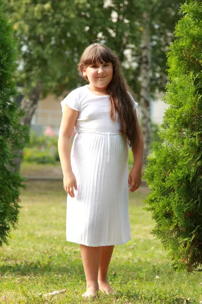 Meisje in de zomer park — Stockfoto