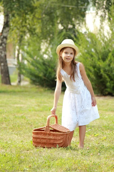 Positiv lächelndes kleines Mädchen — Stockfoto