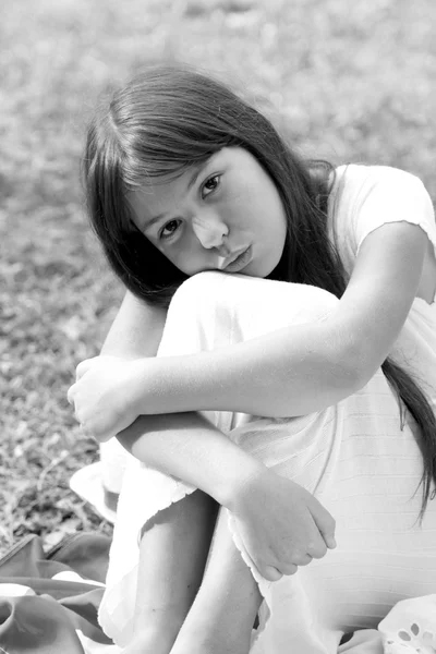 Hermosa niña en un picnic —  Fotos de Stock