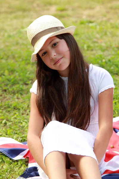 Bella bambina su un picnic — Foto Stock