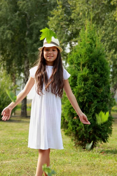 Niña sonriente positiva — Foto de Stock