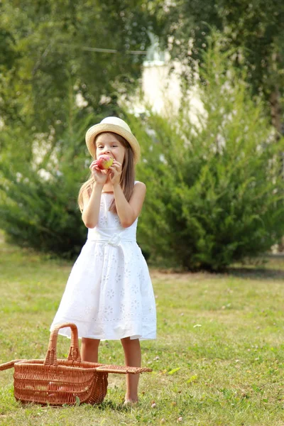 Küçük kız gülümseyerek olumlu — Stok fotoğraf