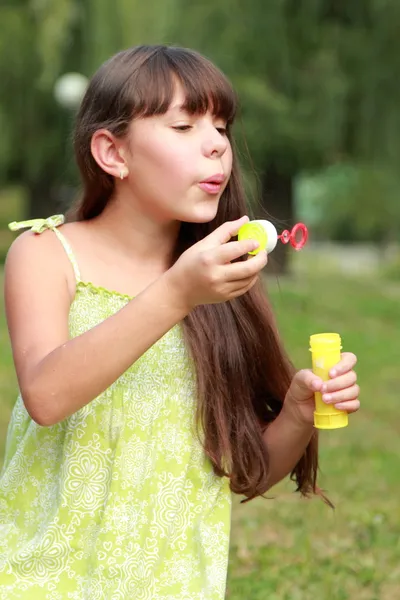 Niña soplando burbujas de jabón — Foto de Stock