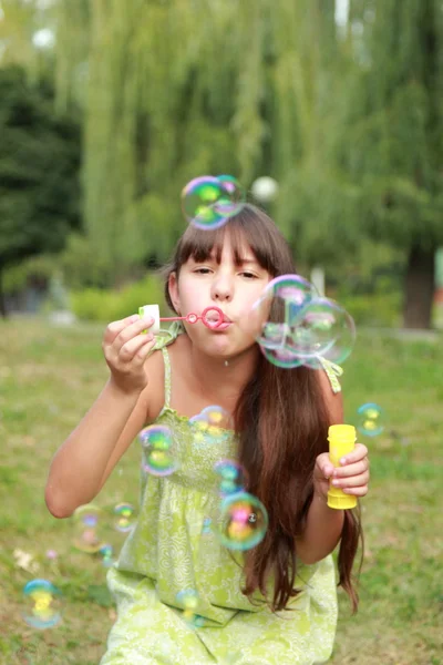Petite fille soufflant bulles de savon — Photo