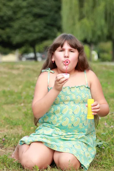 Menina soprando bolhas de sabão — Fotografia de Stock