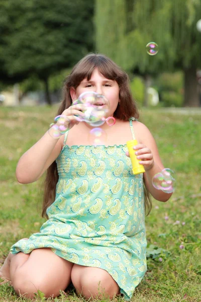 Klein meisje blazen zeepbellen — Stockfoto