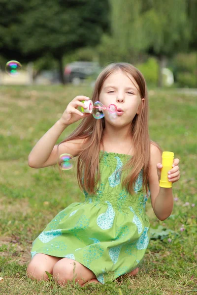 Hermosa chica en juego con burbujas de jabón — Foto de Stock