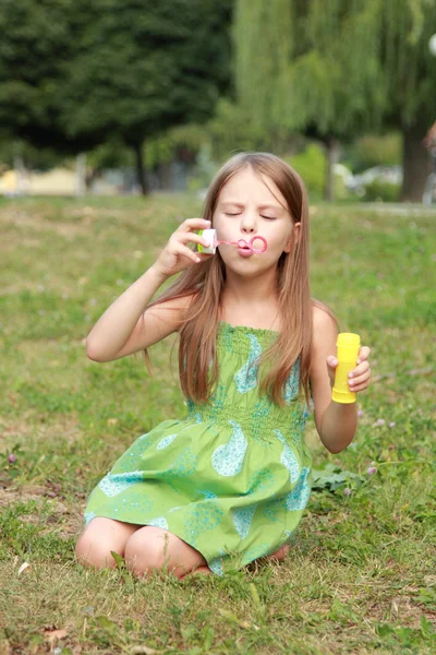 Hermosa chica en juego con burbujas de jabón —  Fotos de Stock