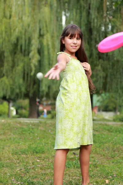 Liten flicka spela frisbee — Stockfoto