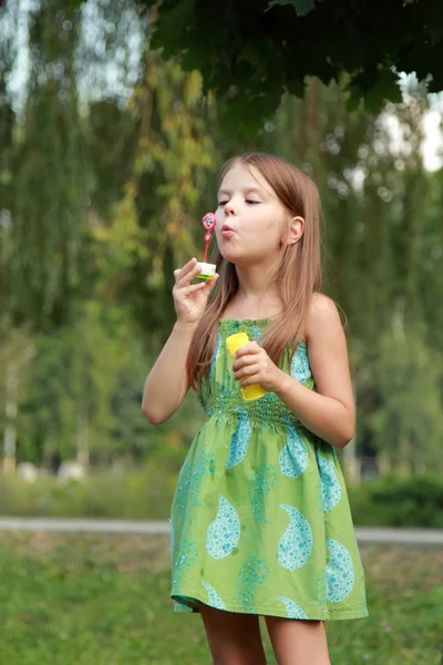 Belle fille dans joué avec des bulles de savon — Photo