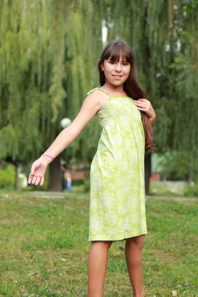 Retrato de una hermosa joven morena — Foto de Stock