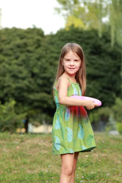 Klein meisje frisbee spelen — Stockfoto