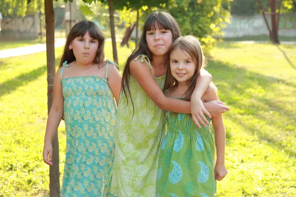 Três encantadora jovem menina — Fotografia de Stock