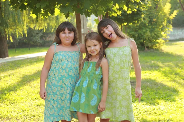 Drie grappige gelukkig weinig meisjes — Stockfoto