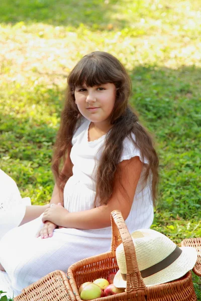 Lustig lächelndes kleines Mädchen — Stockfoto