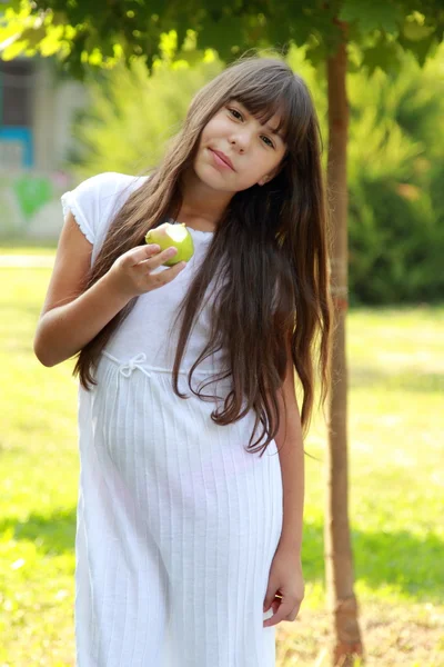 Adorável jovem morena menina — Fotografia de Stock