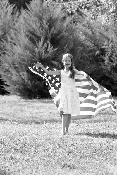 Meisje houdt van een grote Amerikaanse vlag — Stockfoto