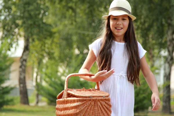Glücklich lächelndes junges Mädchen in einem weißen Kleid — Stockfoto