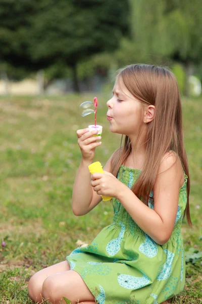 Genç kız sabun köpüğü üfleme — Stok fotoğraf