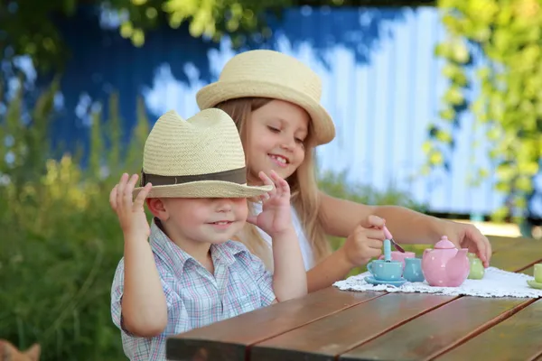 Hermano pequeño y hermana jugando con juguetes — Foto de Stock