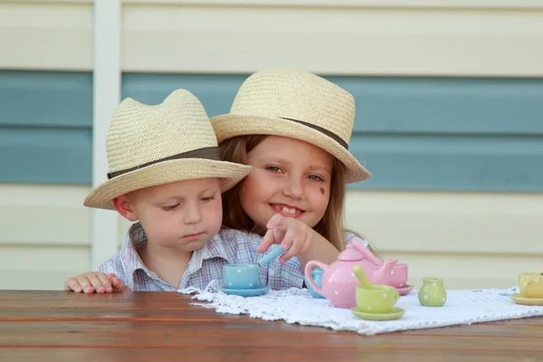 Hermano pequeño y hermana jugando con juguetes —  Fotos de Stock