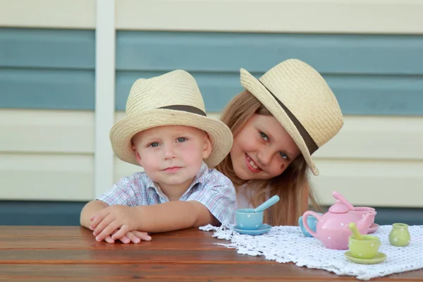 Lillebror och syster leker med leksaker — Stockfoto
