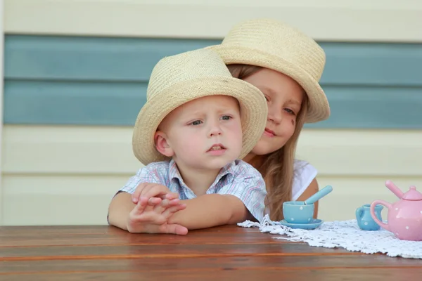 Lillebror och syster leker med leksaker — Stockfoto