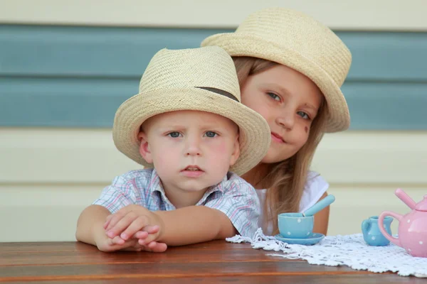 Mladší bratr a sestra, hraní s hračkami — Stock fotografie