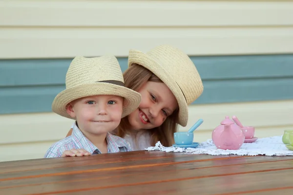 Kinder spielen mit Kindergerichten — Stockfoto